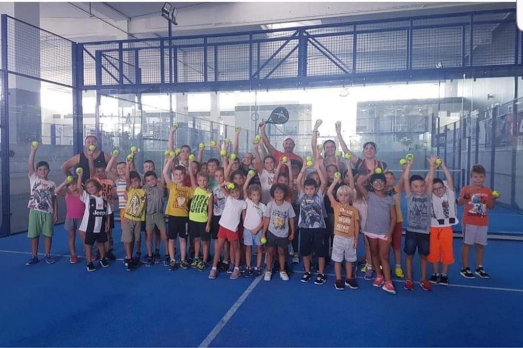 Ariel con i bambini dopo un corso di padel a Milano